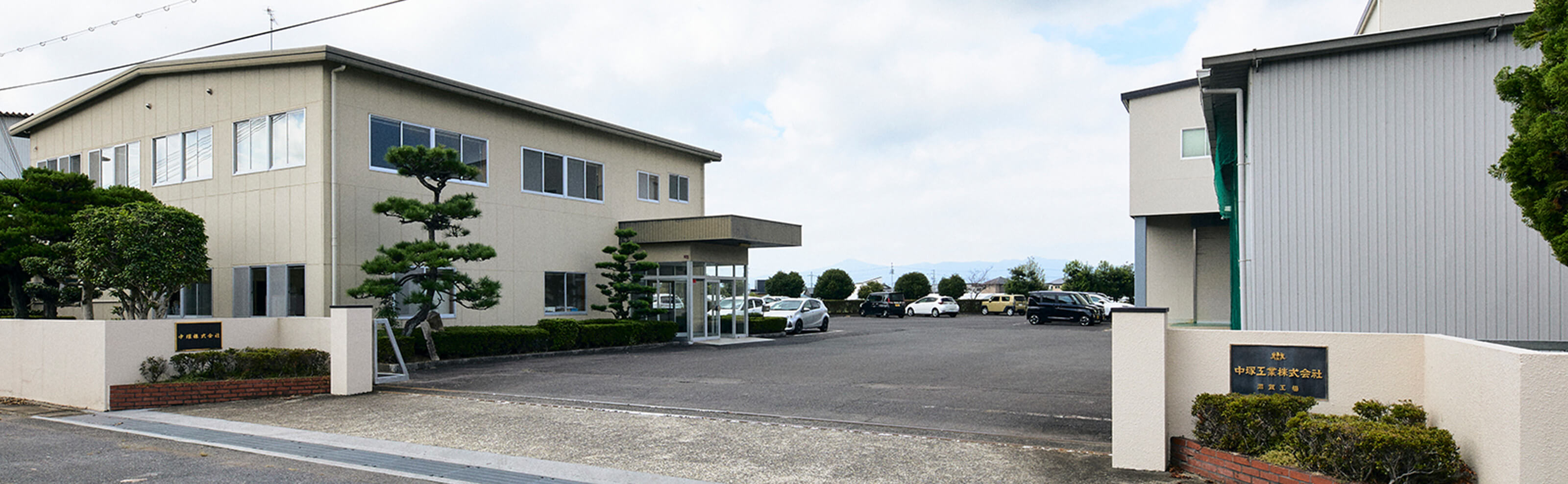 会社の入口から外観を写した様子