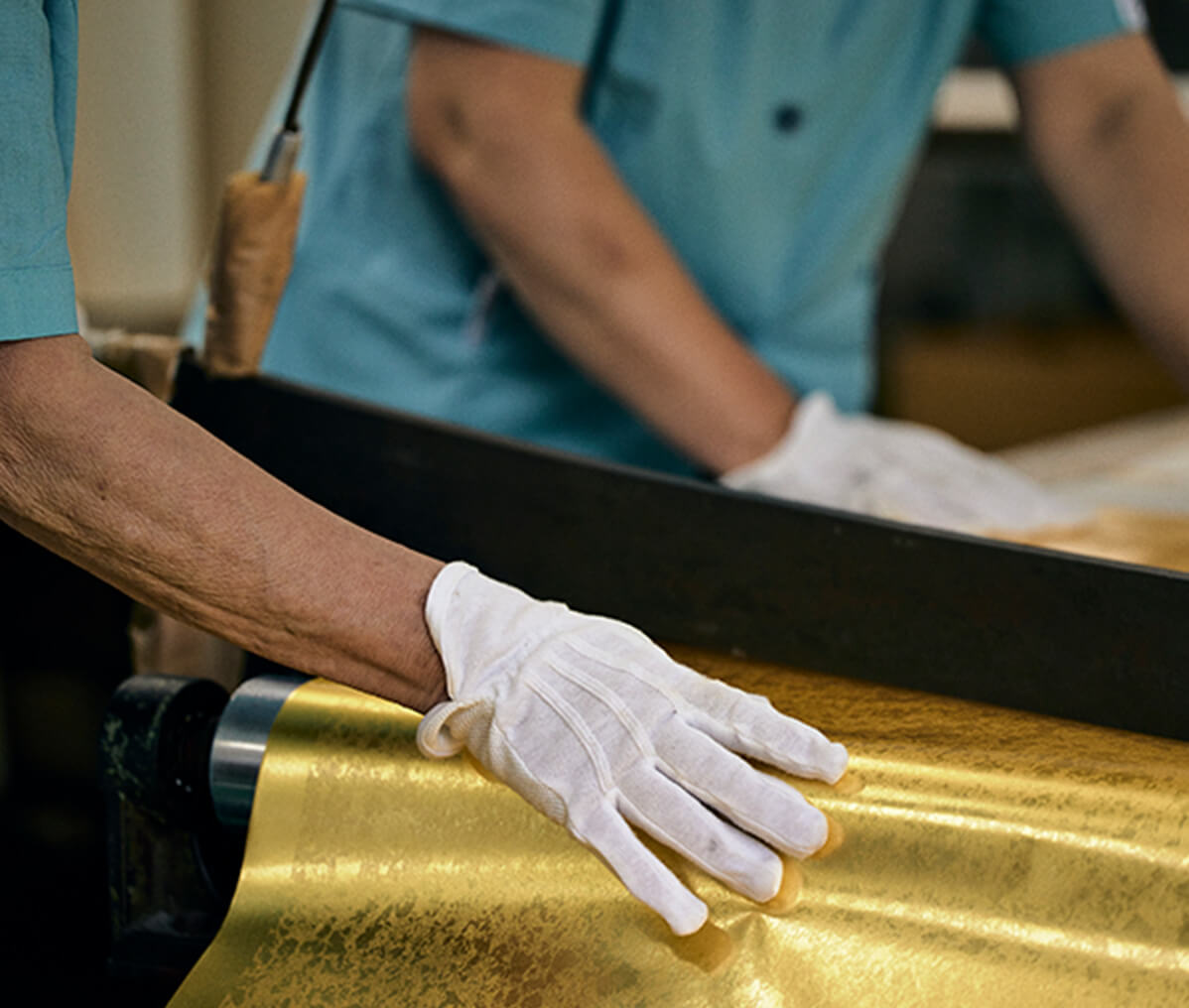 手袋をはめて、引箔を確認している様子②