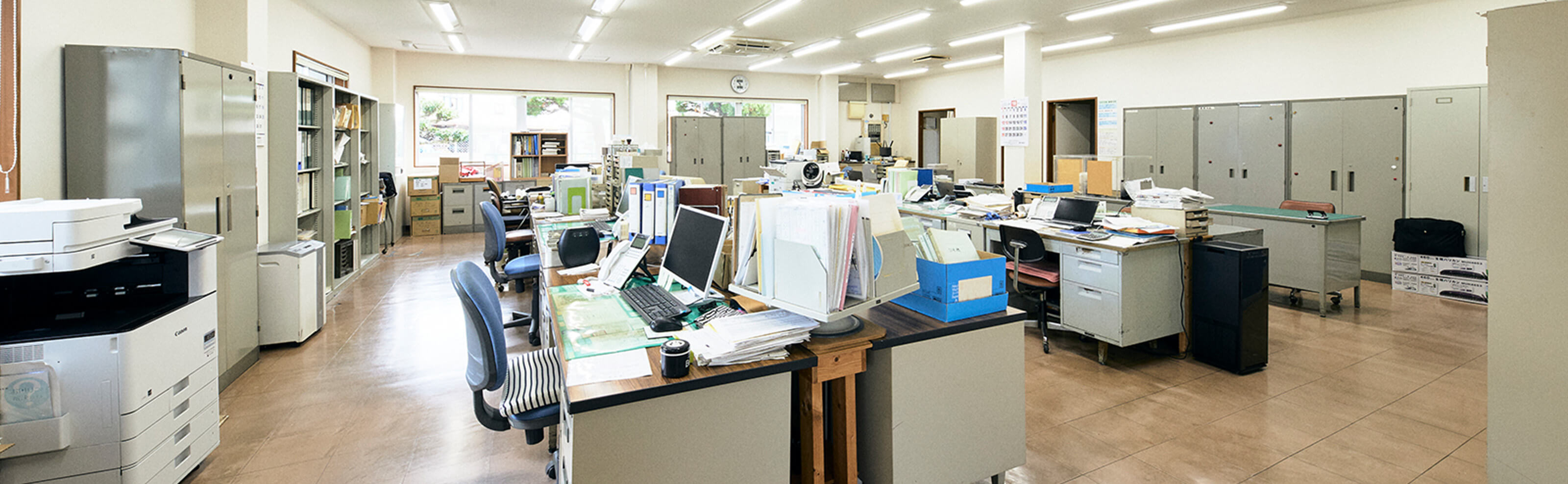 たくさんのデスクが並べられたオフィス