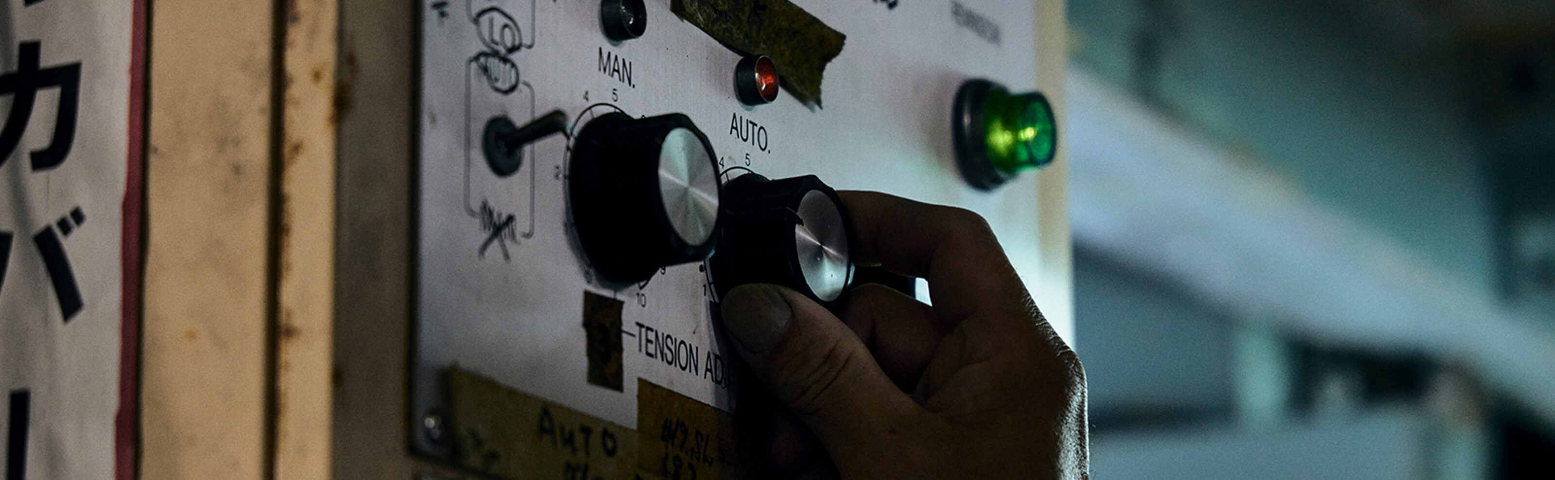 機械のダイヤルを操作している様子