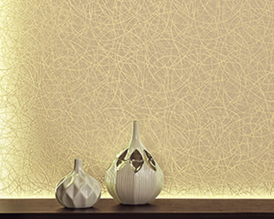 花瓶の背後にある金銀虹の壁装材