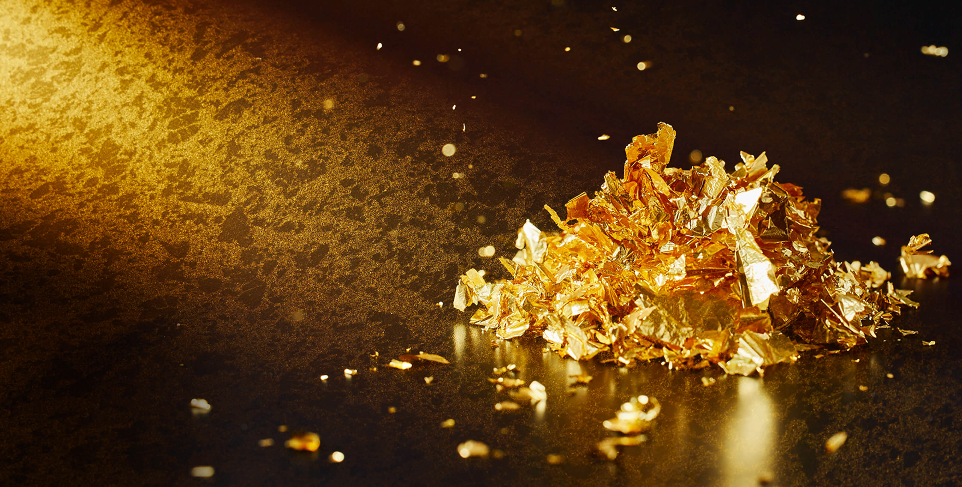 たくさんの金箔が積み重ねられている様子